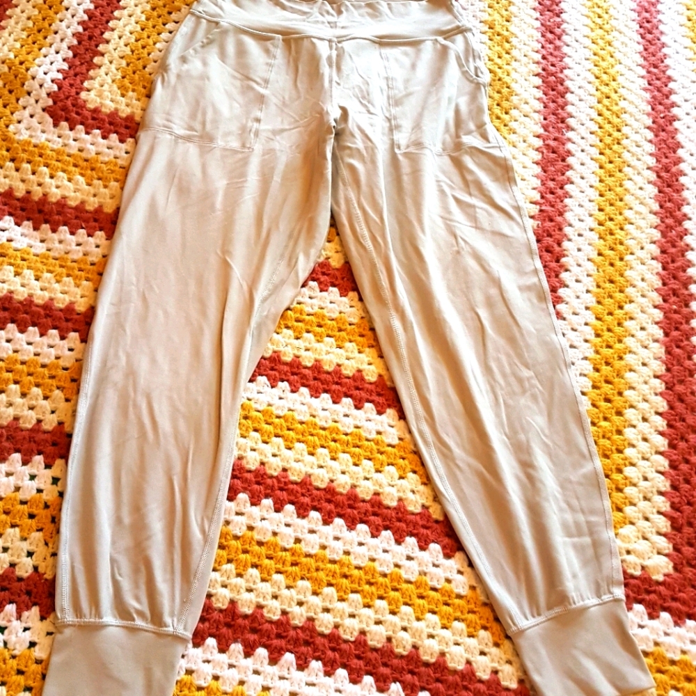 Lulu crop pant in dove grey.  Sz 10